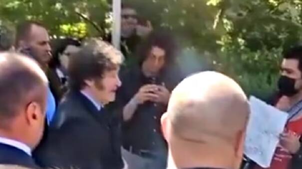 Javier Milei se acercó a manifestantes que le gritaban “fascista” en Estados Unidos y dialogó con ellos