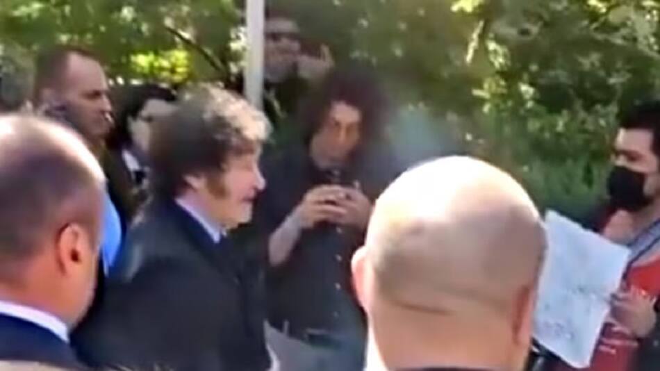 Javier Milei se acercó a manifestantes que le gritaban “fascista” y dialogó con ellos. Foto: captura.