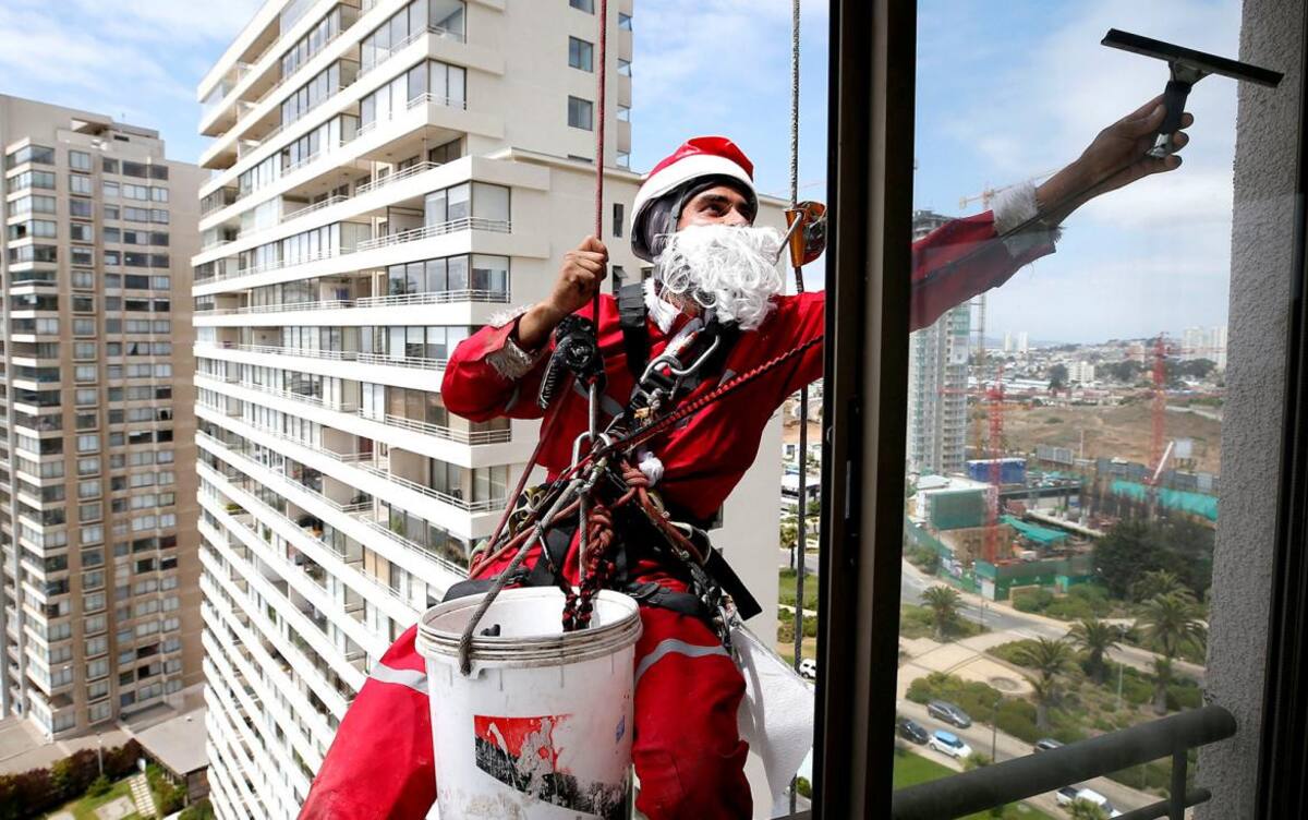 FOTOS de la Navidad en el mundo: los Papá Noel más extraños - Chile