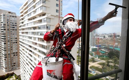 FOTOS de la Navidad en el mundo: los Papá Noel más extraños - Chile