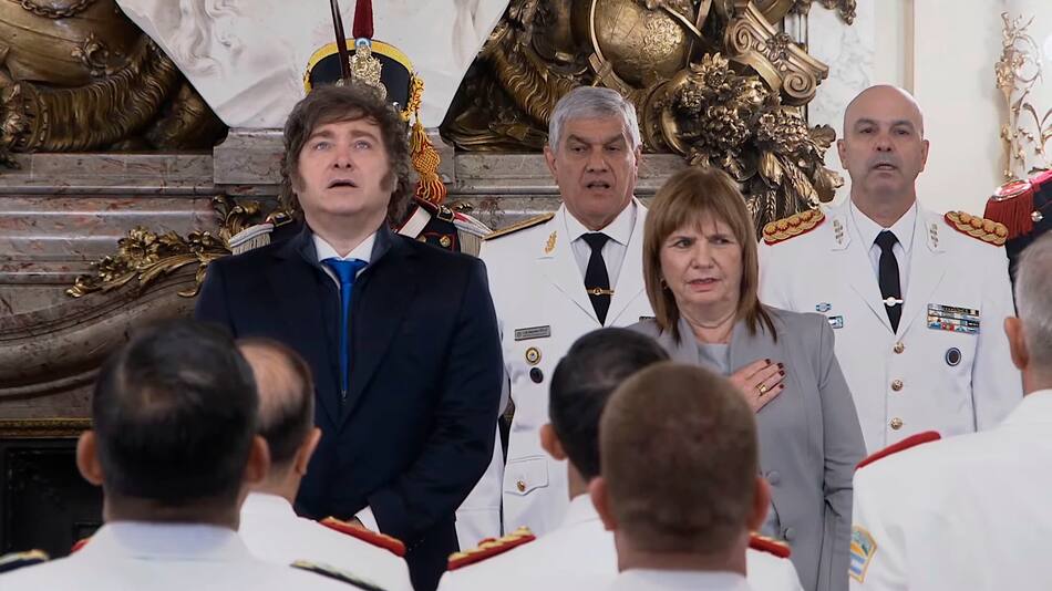 Javier Milei encabezó el ascenso de las Fuerzas de Seguridad en la despedida de Patricia Bullrich como ministra.