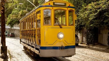 El barrio bohemio en las alturas de Brasil que es una joya del turismo: calles empedradas, casas coloridas y vistas al mar