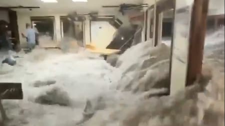 Ola gigante azota una base militar de EEUU. Foto: Twitter: @CiroDi