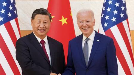 El saludo entre Xi Jinping y Joe Biden. Foto: Reuters.