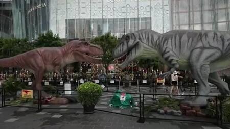 Impactante exhibición de dinosaurios en tamaño real en Tailandia. Foto: Captura EFE