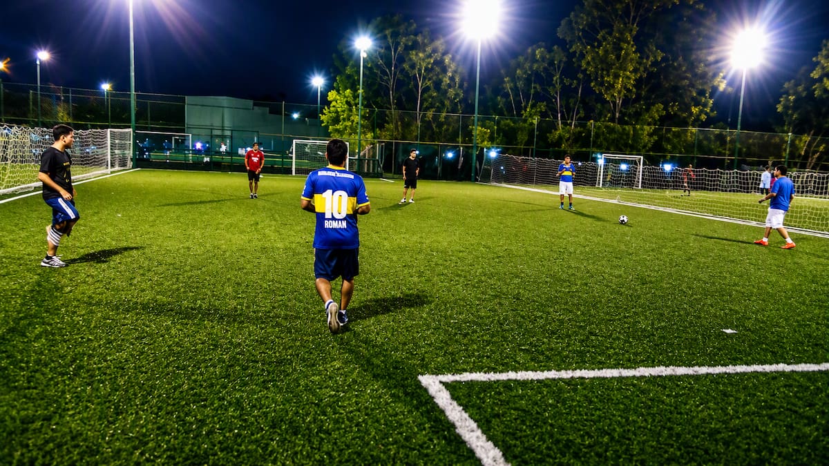 Jugaba un partido de fútbol 5 con amigos, se fracturó y la Justicia ordenó indemnizarlo con una suma millonaria