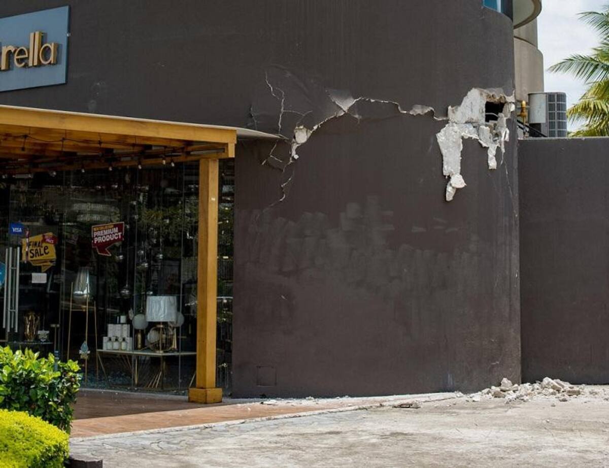 El daño que le provocó el sismo a un edificio en Perú. Foto: EFE.