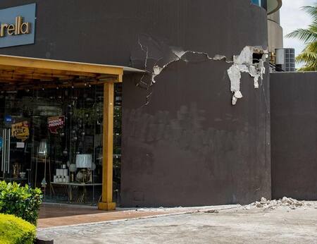 El daño que le provocó el sismo a un edificio en Perú. Foto: EFE.