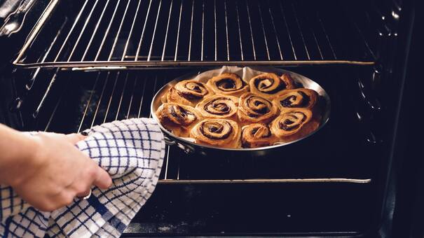 ¡Como nuevas!: tres trucos para limpiar las bandejas de aluminio para el horno