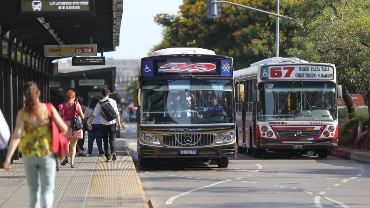 Los colectivos de la Ciudad suman pictogramas para mejorar la experiencia del usuario. Foto: NA.