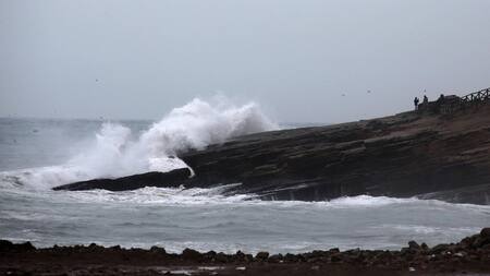 Oleaje en las playas de la Costa Verde, en Perú. Foto: EFE.