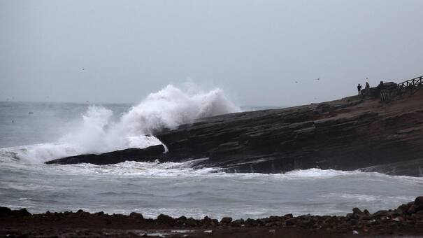 Los impresionantes videos del maretazo que azota a Perú, Chile y Ecuador con olas de hasta cuatro metros
