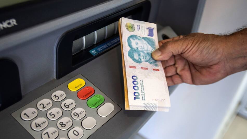 Cajero automático, billete de 10 mil pesos. Foto: archivo NA/Damián Dopacio
