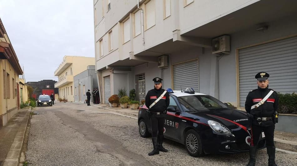 Custodia en la calle que da al escondite de Messina Denaro. Foto: EFE.