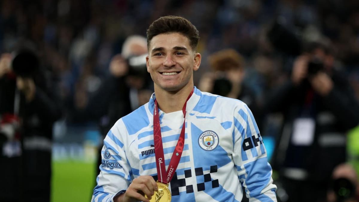 Julián Álvarez con la medalla de Campeón del Mundo. Foto: Reuters.