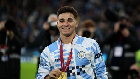 Julián Álvarez con la medalla de Campeón del Mundo. Foto: Reuters.