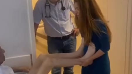 Shakira rehabilitando a su padre. Foto: captura.