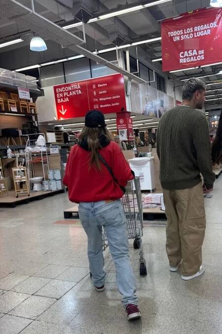 Mauro Icardi y la China Suárez en un supermercado de Palermo. Foto: NA.