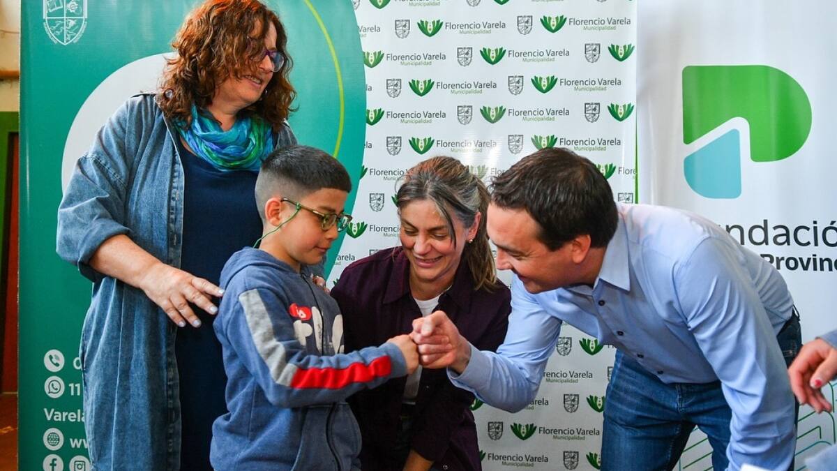 Andrés Watson y Micaela Ferraro entregaron lentes a alumnos y alumnas de la Escuela Primaria Nº29.