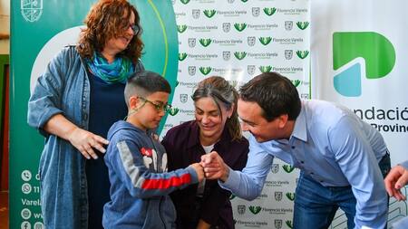Andrés Watson y Micaela Ferraro entregaron lentes a alumnos y alumnas de la Escuela Primaria Nº29.