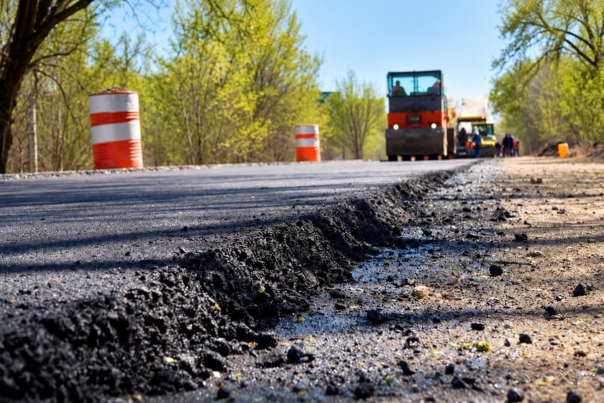 La iniciativa se desarrolló en una colectora de la autopista Córdoba–Carlos Paz, con la participación de especialistas de la UTN. El proyecto busca comparar la resistencia y durabilidad del nuevo pavimento frente al asfalto convencional y evaluar su aplicación.