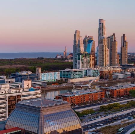 Vista desde la terraza del Trade Sky Bar, en Buenos Aires. Foto: Instagram / trade.skybar.