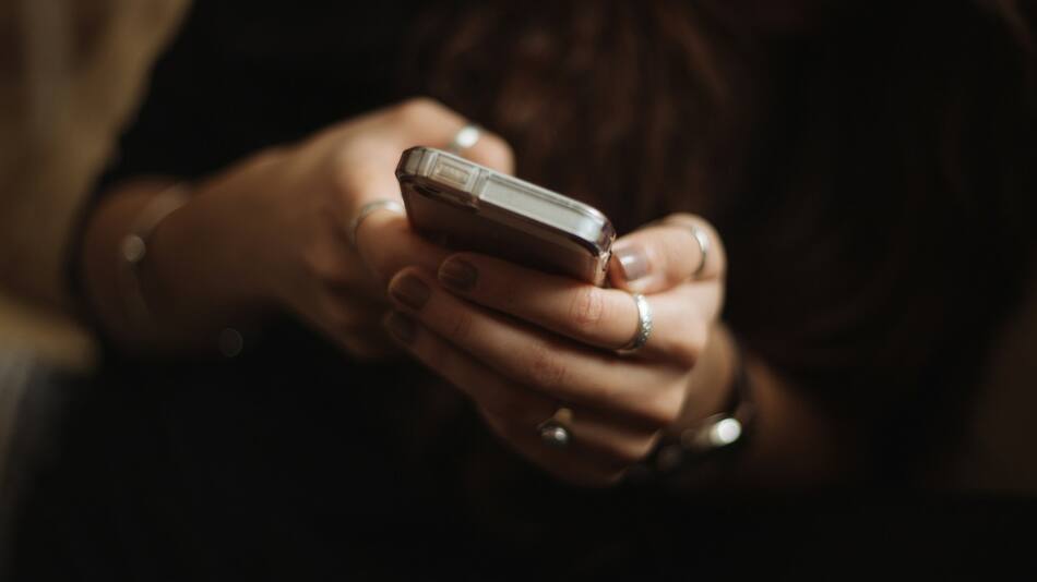 Uso de celular. Foto Unsplash.
