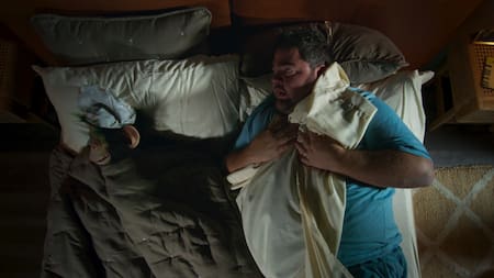 Darío Barassi y Agustín ‘Soy Rada’ Aristarán en la segunda temporada de Chueco. Foto: Disney+