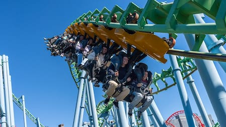 Pánico en el Parque de la Costa: una montaña rusa se trabó en las alturas y dejó pasajeros colgados durante 20 minutos
