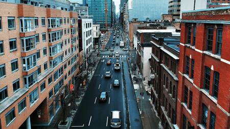 Las ciudades con menos espacios verdes son las que más sufren el cambio climático. Foto: Unsplash.