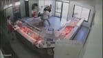 Impactantes imágenes en Rosario: dos carniceros se defendieron de un ladrón con una cuchilla