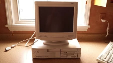 Un hacker instaló ChatGPT en una computadora de 1993. Foto: Archivo.