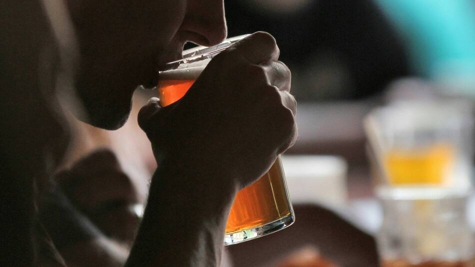 Los peligros de tomar cerveza para el cerebro. Foto: Unsplash