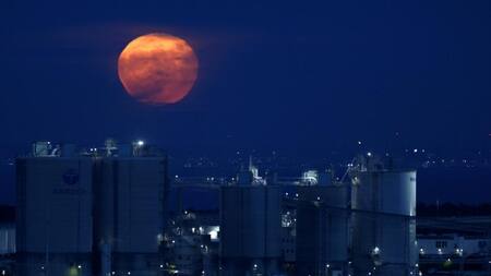 Luna llena sobre la ciudad de Tokio en Japón. Reuters