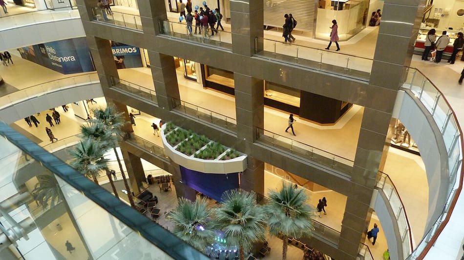 El interior de Cenco Costanera, shopping de Chile. Foto: Wikipedia.