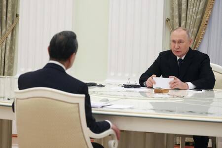 Vladimir Putin y Wang Yi, Reuters