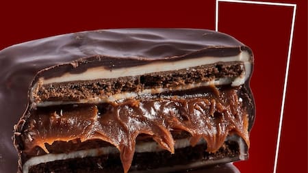 El nuevo alfajor con 6 capas de chocolate.