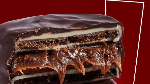 Una reconocida marca de alfajores lanza una versión única: 6 capas de chocolate y mucho dulce de leche