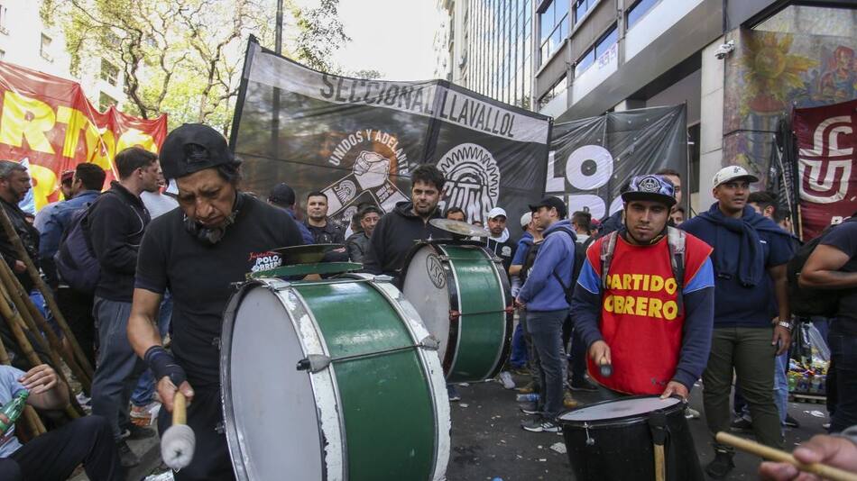 Protesta de trabajadores y gremio de neumáticos, Partido Obrero, piquete, NA