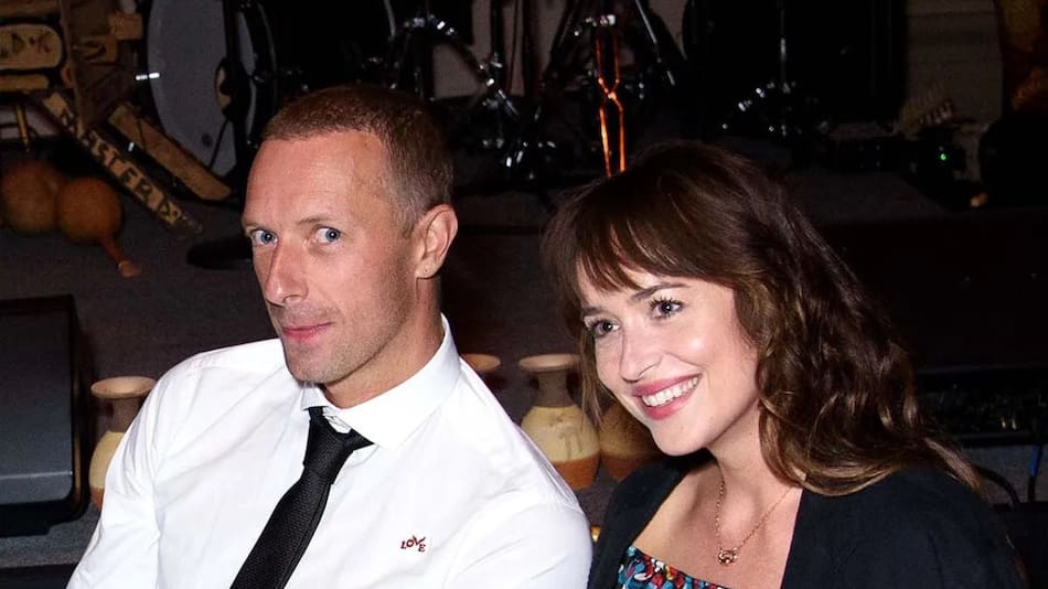 Chris Martin y Dakota Johnson. Foto X.