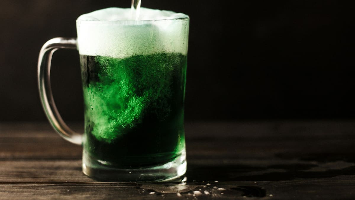 Cerveza verde, San Patricio. Foto Unsplash