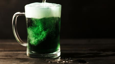 Cerveza verde, San Patricio. Foto Unsplash