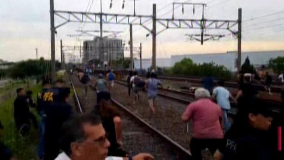 Caos en el tren Roca por corte de vías en Avellaneda