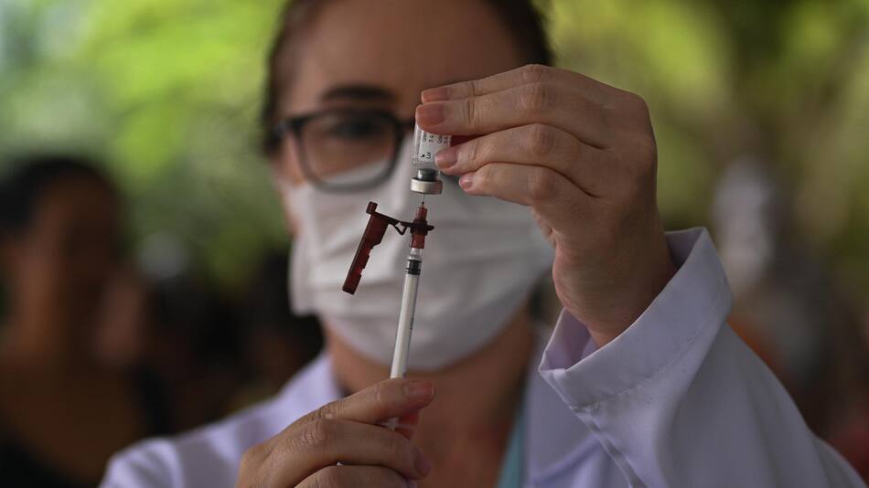 Se empieza a aplicar la vacuna contra el dengue. Foto: Reuters