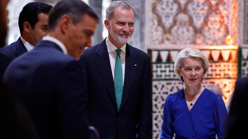 Ursula von der Leyen junto a Pedro Sánchez y el rey Felipe VI.