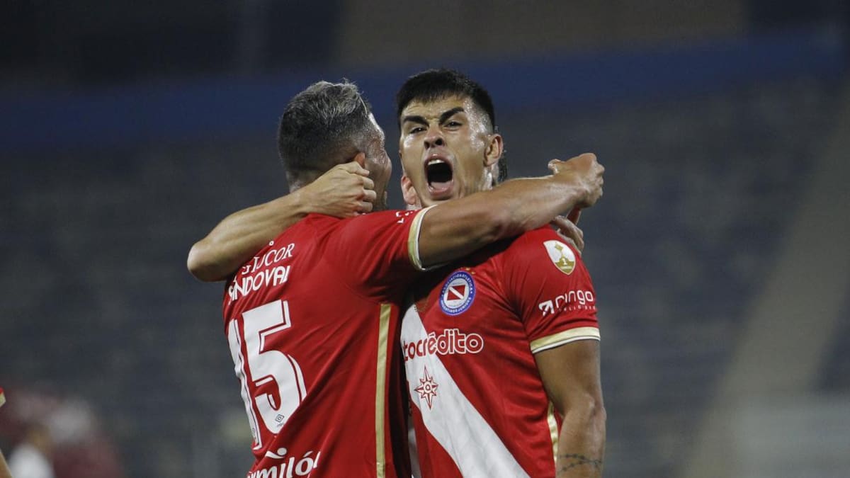 Copa Libertadores: Argentinos Juniors pisó fuerte en Chile y venció a la Universidad Católica