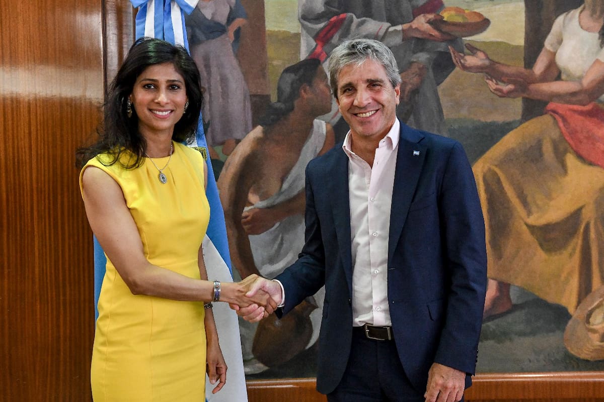 La ex subdirectora gerente del FMI, Gita Gopinath, durante una reunión con el ministro de Economía argentino Luis Caputo.