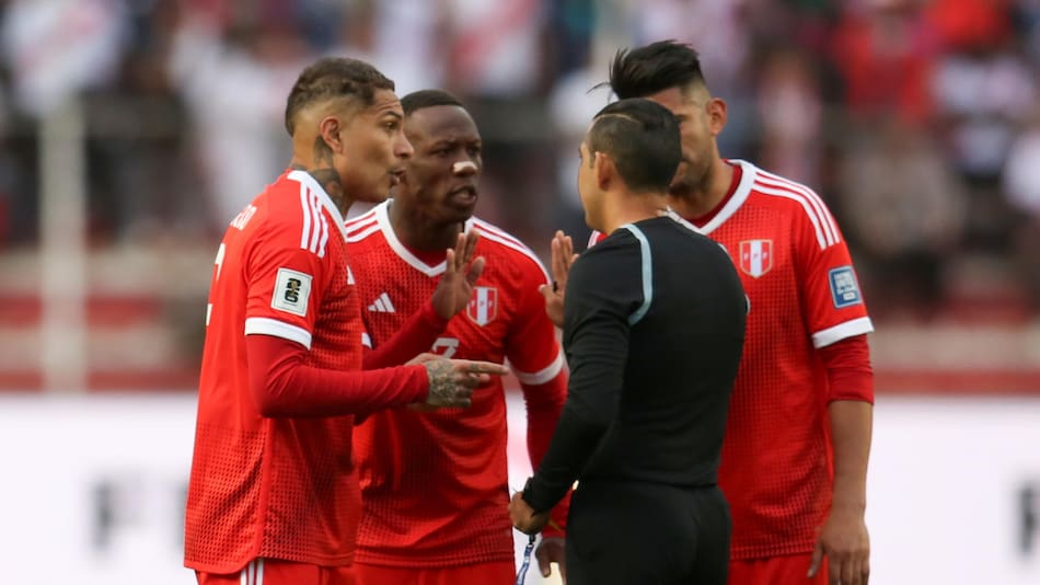 Luis Advíncula. Foto: EFE