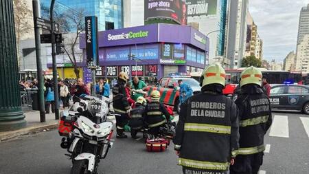 Un hombre y una mujer se arrojaron al vacío desde Puente Pacífico en el barrio de Palermo.