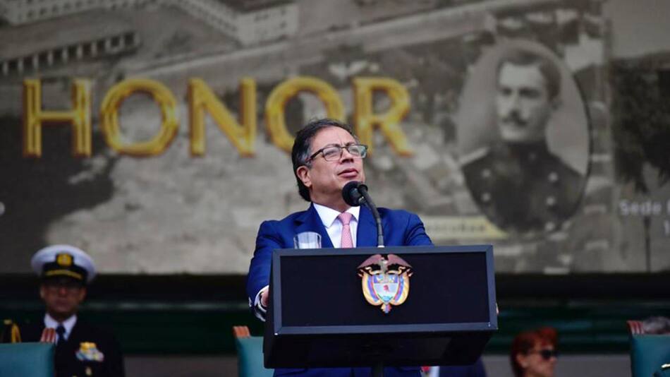 Gustavo Petro en una ceremonia de ascensos militares en Bogotá. Foto: EFE.